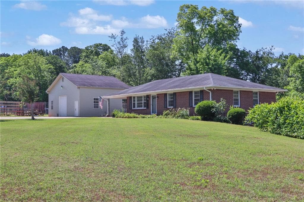 3 bedroom, 2 bathroom, 1,302 sq ft single family residence under contract at 1559 Atlanta Highway, Winder, GA 30680 — photo 2