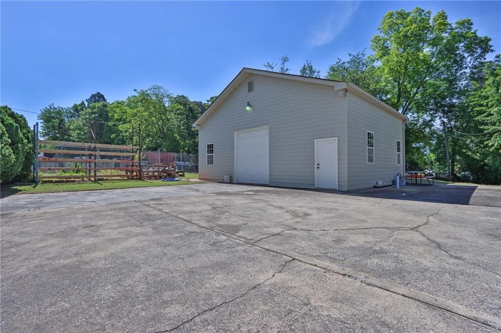 3 bedroom, 2 bathroom, 1,302 sq ft single family residence under contract at 1559 Atlanta Highway, Winder, GA 30680 — photo 3