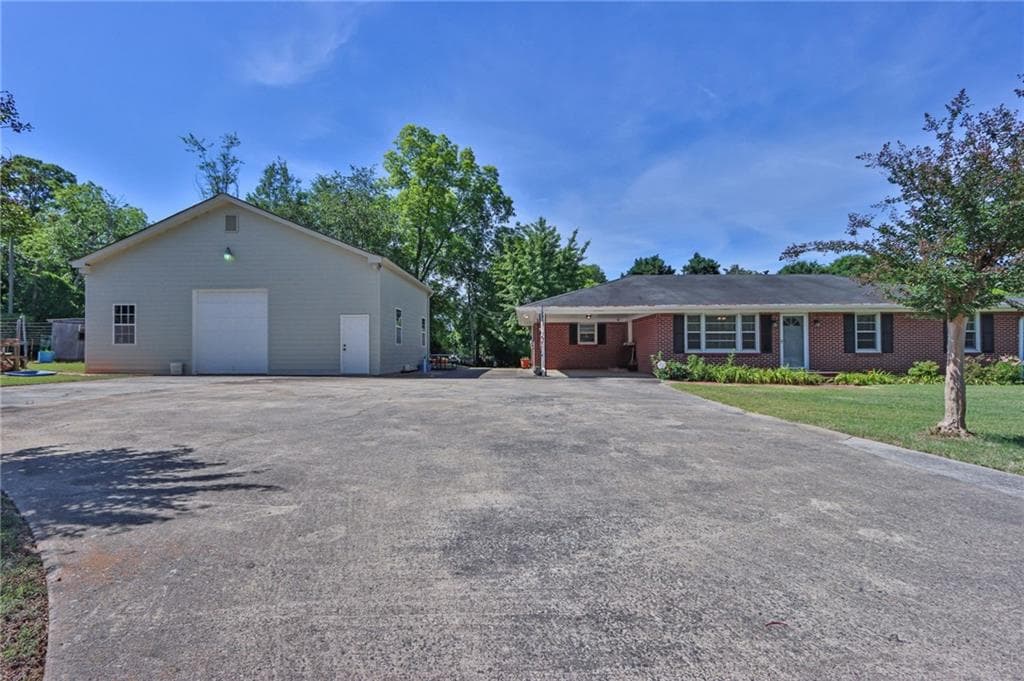 3 bedroom, 2 bathroom, 1,302 sq ft single family residence under contract at 1559 Atlanta Highway, Winder, GA 30680 — photo 4