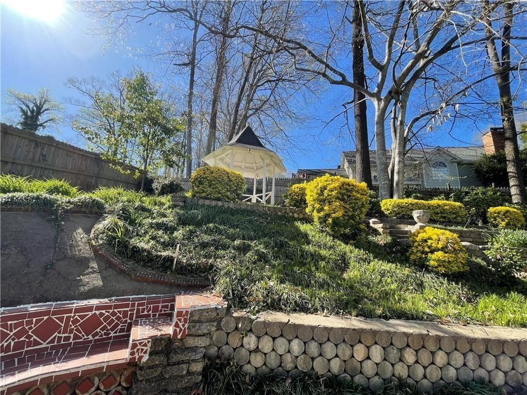 4 bedroom, 3 bathroom, 1,456 sq ft single family residence for rent at 4586 Peachtree Dunwoody Road, Atlanta, GA 30342 for $4,500 a month — photo 3