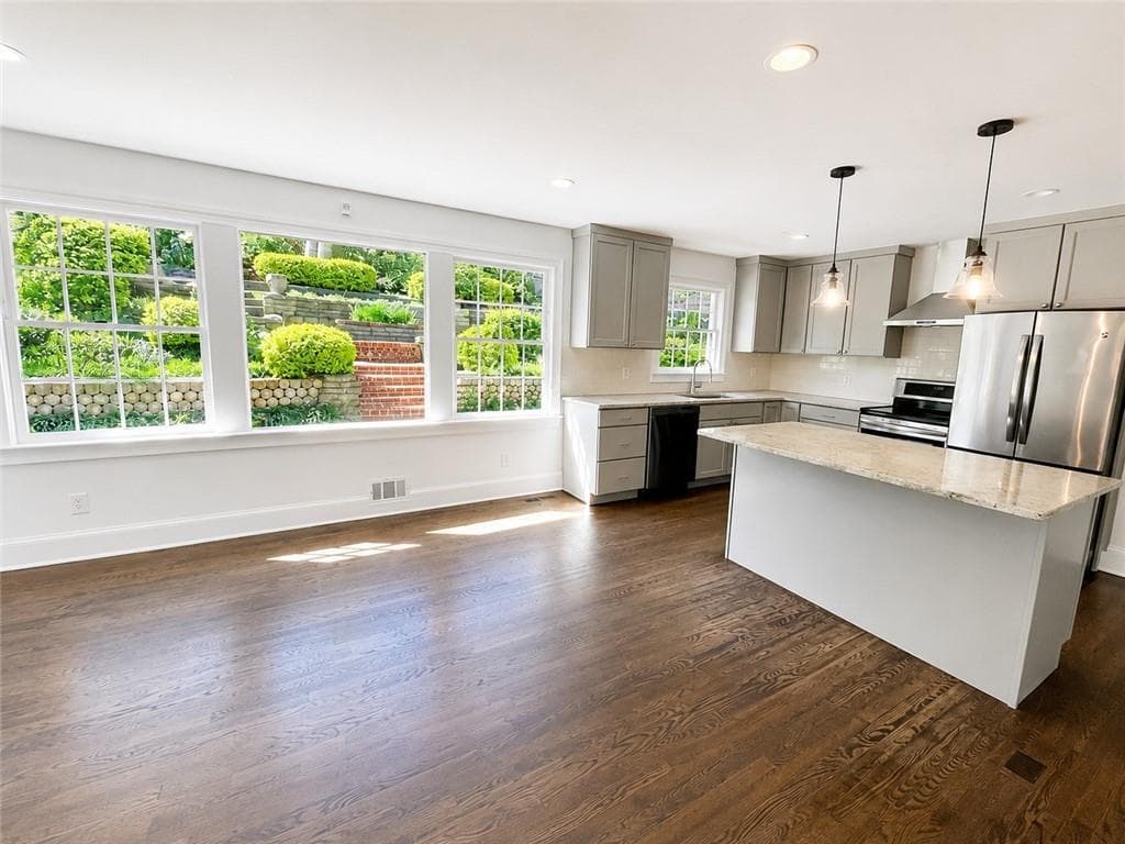4 bedroom, 3 bathroom, 1,456 sq ft single family residence for rent at 4586 Peachtree Dunwoody Road, Atlanta, GA 30342 for $4,500 a month — photo 7