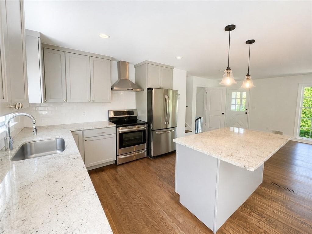 4 bedroom, 3 bathroom, 1,456 sq ft single family residence for rent at 4586 Peachtree Dunwoody Road, Atlanta, GA 30342 for $4,500 a month — photo 8