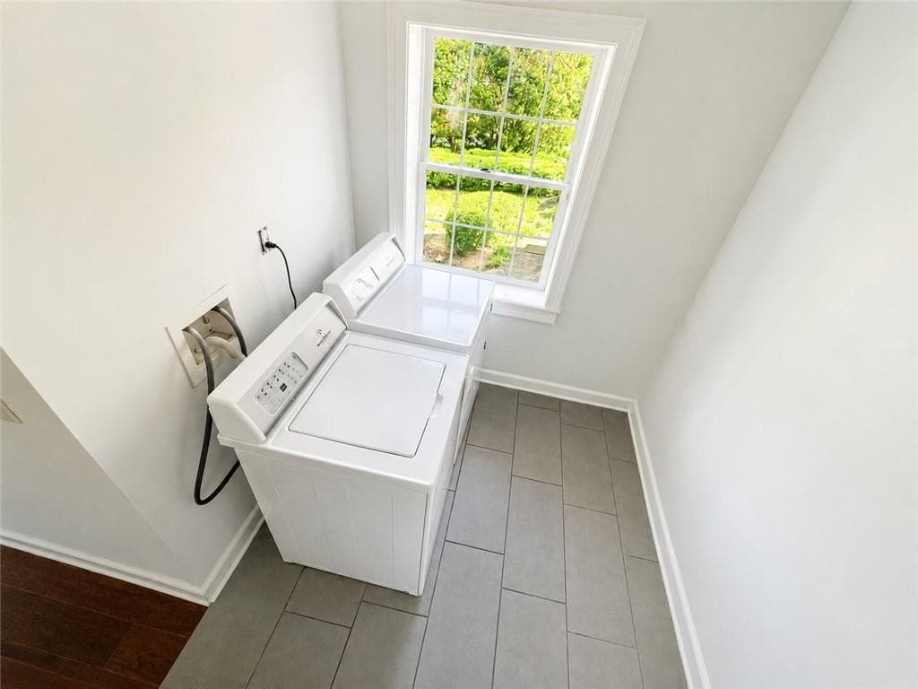 4 bedroom, 3 bathroom, 1,456 sq ft single family residence for rent at 4586 Peachtree Dunwoody Road, Atlanta, GA 30342 for $4,500 a month — photo 9