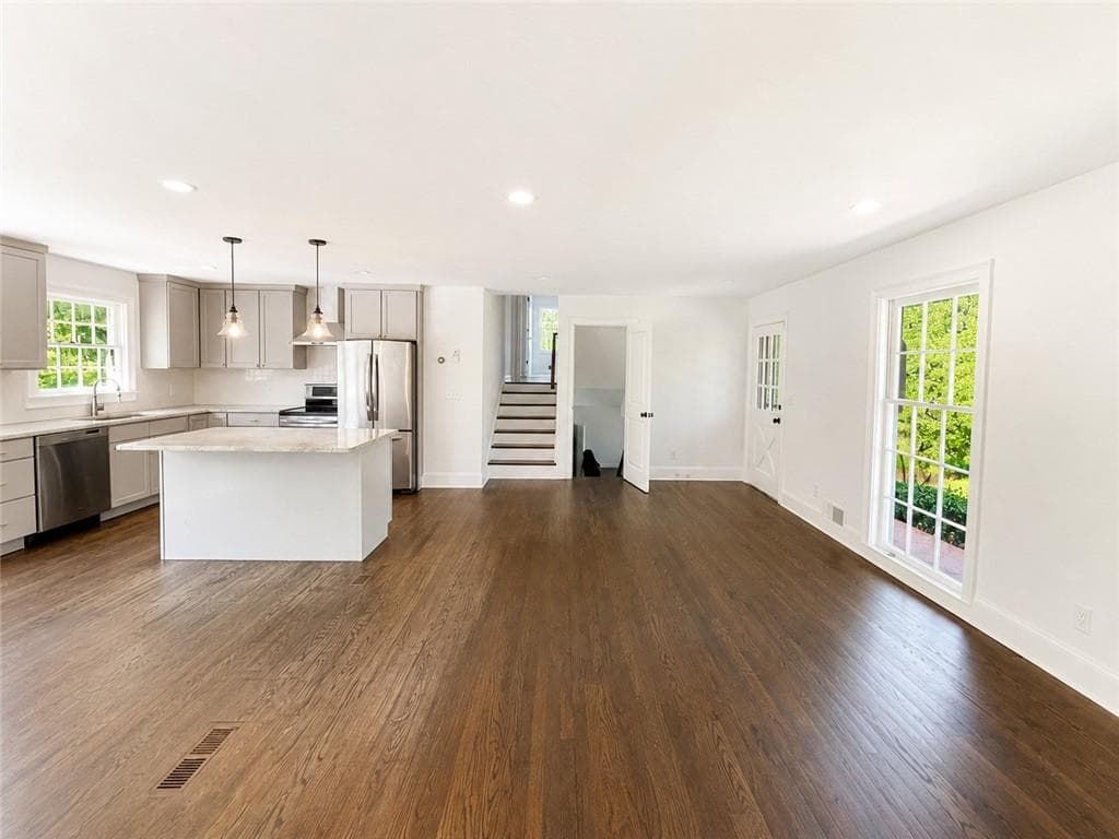 4 bedroom, 3 bathroom, 1,456 sq ft single family residence for rent at 4586 Peachtree Dunwoody Road, Atlanta, GA 30342 for $4,500 a month — photo 10