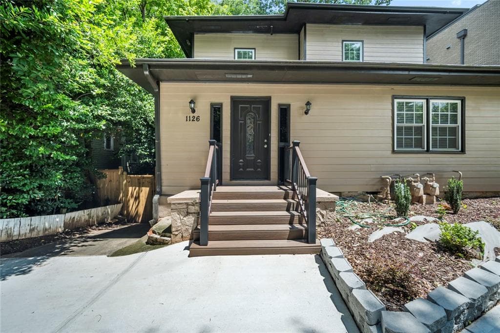 2 bedroom, 1 bathroom, 950 sq ft triplex for rent at 1126 Briarcliff Place 2, Atlanta, GA 30306 for $2,500 a month — photo 1 of 12