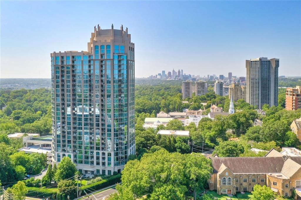 2 bedroom, 3 bathroom, 1,794 sq ft condominium under contract at 2795 Peachtree Road 802, Atlanta, GA 30305 — photo 2