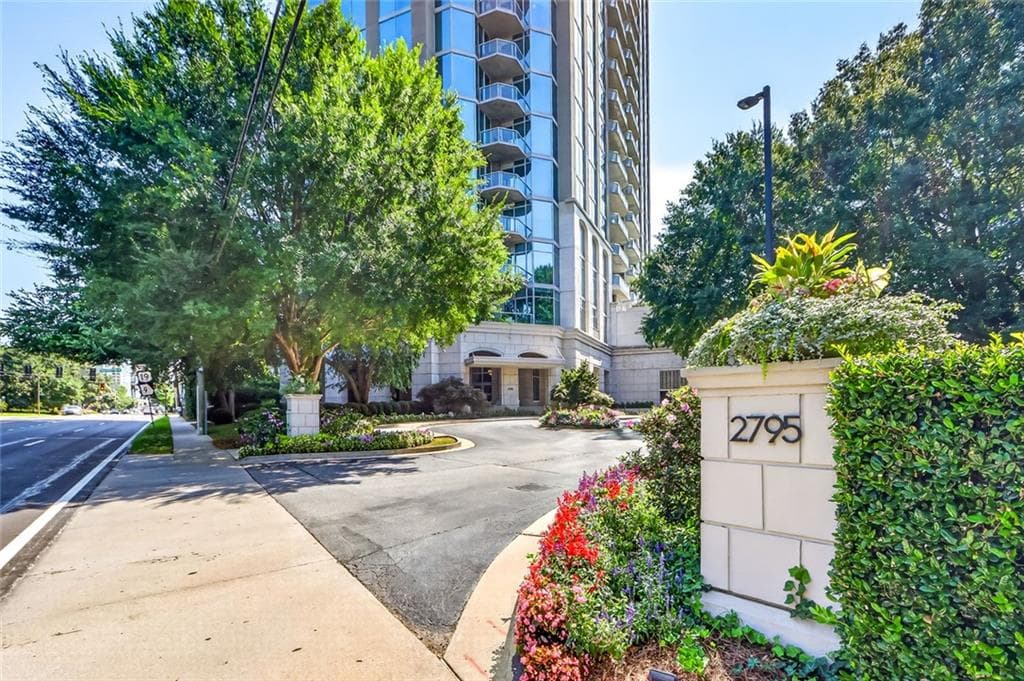 2 bedroom, 3 bathroom, 1,794 sq ft condominium under contract at 2795 Peachtree Road 802, Atlanta, GA 30305 — photo 3