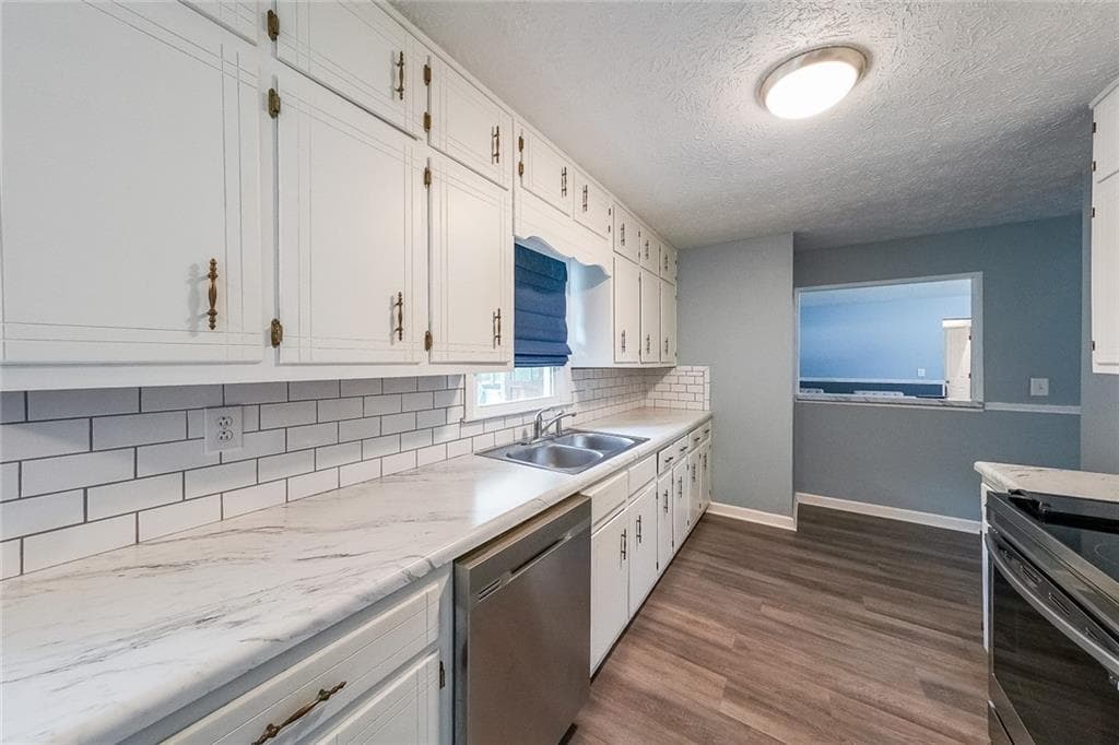 3 bedroom, 2 bathroom, 1,301 sq ft single family residence for sale at 820 Bridgewater Way, Conyers, GA 30094 — photo 6