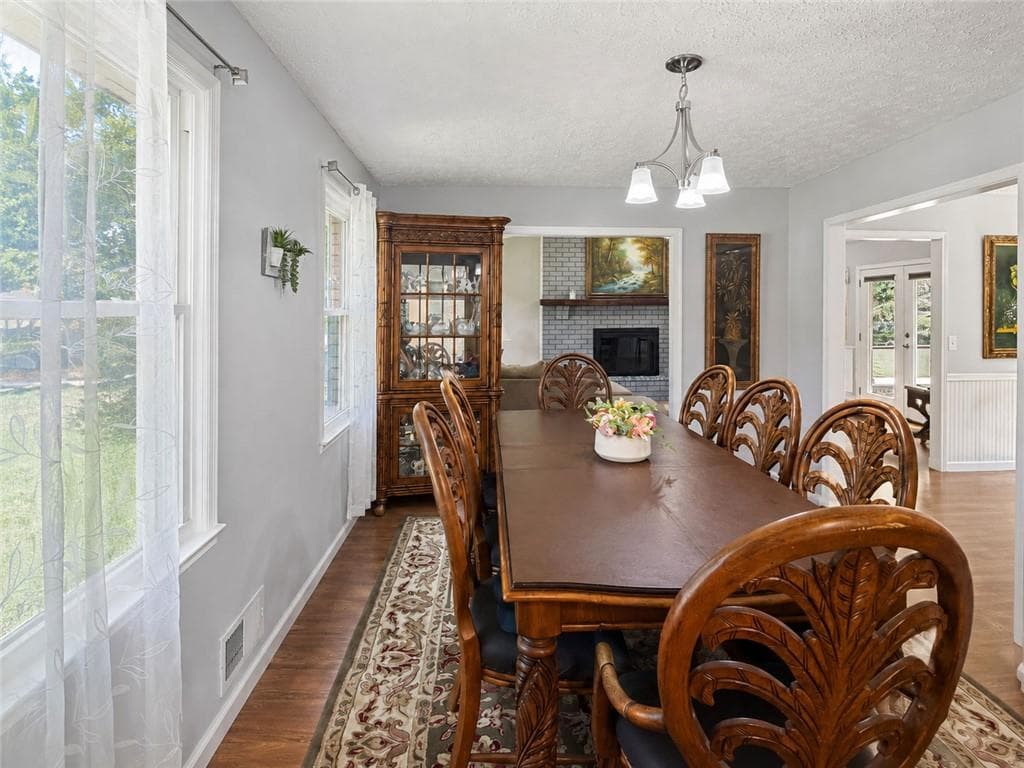 4 bedroom, 2 bathroom, 2,186 sq ft single family residence under contract at 1627 Dogwood Lane, Acworth, GA 30102 — photo 4