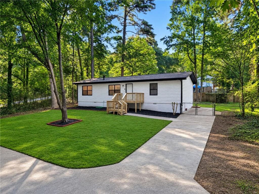 3 bedroom, 2 bathroom, 1,200 sq ft single family residence for sale at 4185 Bradley Drive, Snellville, GA 30039 — photo 3