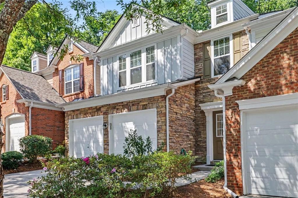 3 bedroom, 3 bathroom, 1,740 sq ft townhouse for sale at 1490 Bellsmith Drive, Roswell, GA 30076 — photo 2