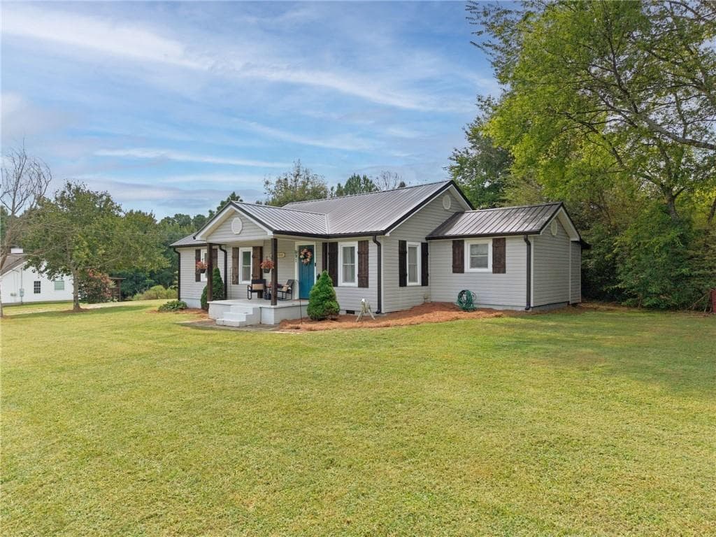3 bedroom, 1 bathroom, 1,224 sq ft single family residence under contract at 691 Clarkwood Road, Rockmart, GA 30153 — photo 3