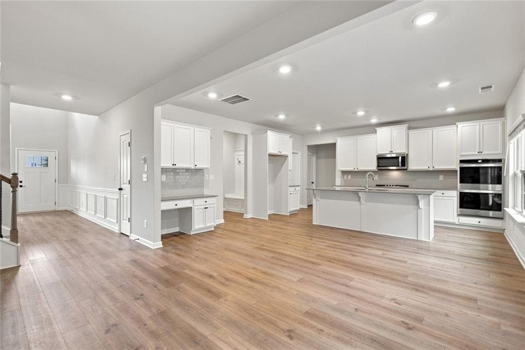 5 bedroom, 3 bathroom, 3,141 sq ft single family residence under contract at 4806 Sultanta Way, Atlanta, GA 30331 — photo 5