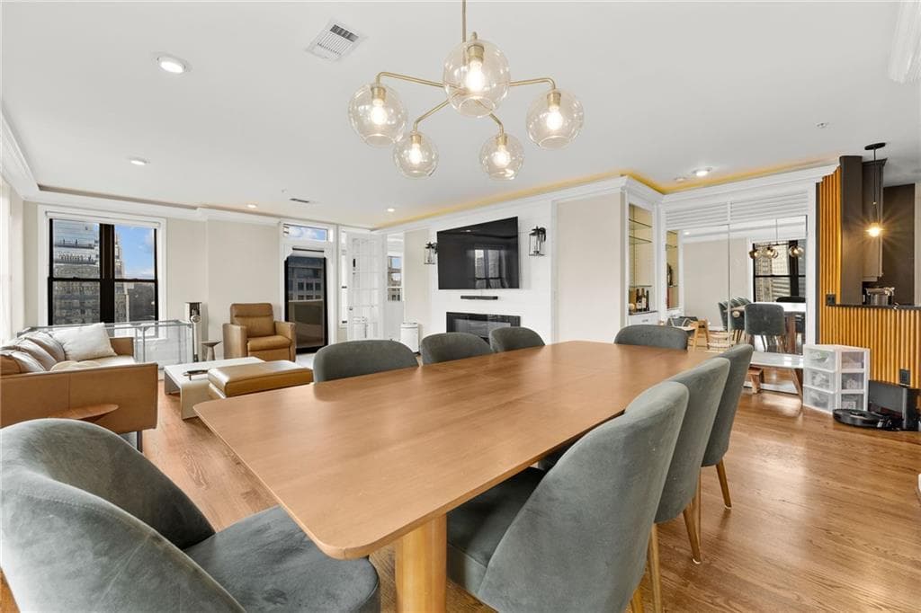 2 bedroom, 2 bathroom, 1,424 sq ft condominium for sale at 3334 Peachtree Road 1412, Atlanta, GA 30326 — photo 2