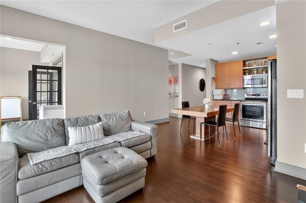 2 bedroom, 2 bathroom, 1,283 sq ft condominium for sale at 4561 Olde Perimeter Way #1104, Atlanta, GA 30346 — photo 6