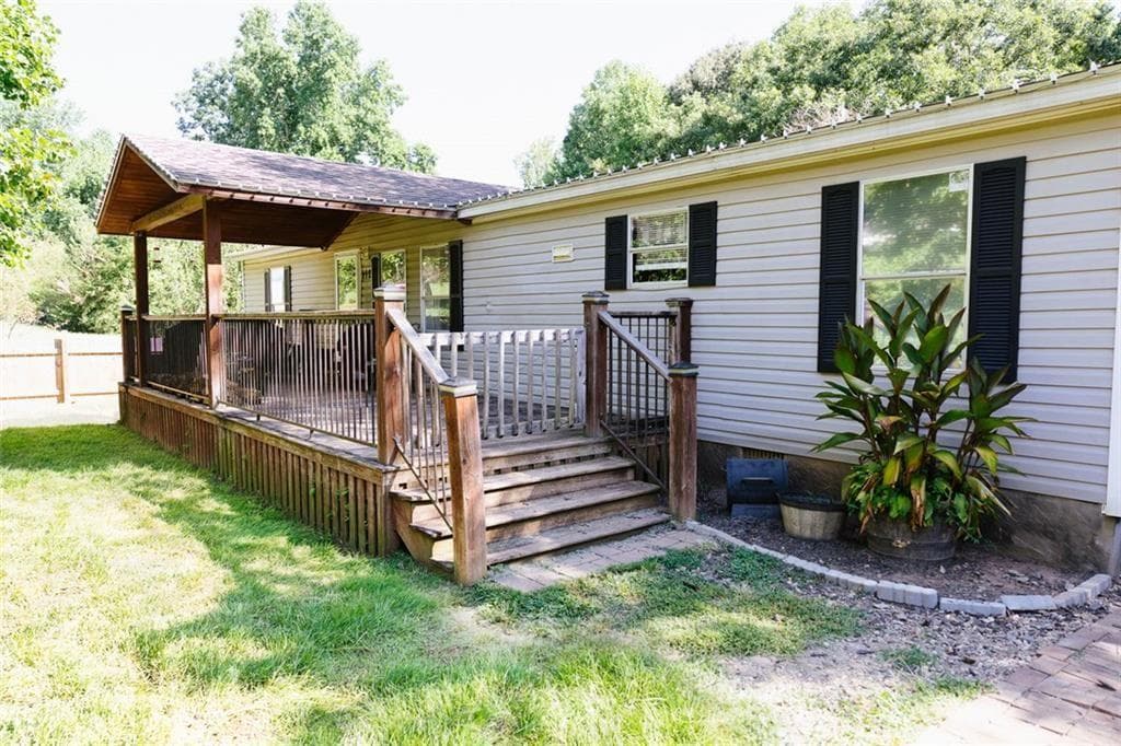3 bedroom, 2 bathroom, 1,326 sq ft single family residence under contract at 112 Center Grove Drive Drive, Cleveland, GA 30528 — photo 3