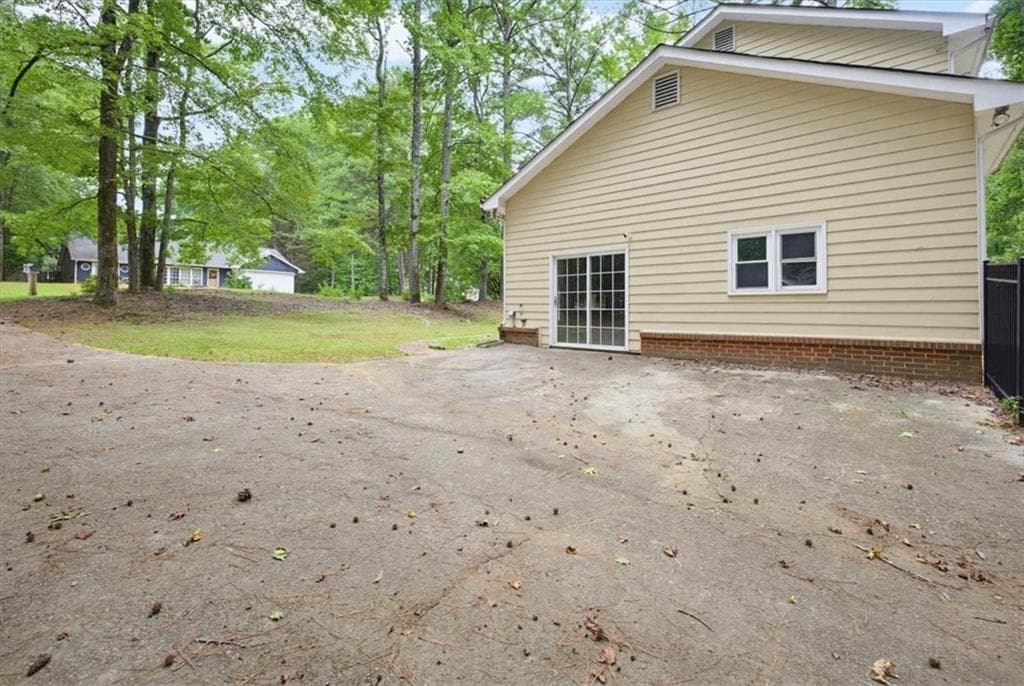 3 bedroom, 3 bathroom, 2,152 sq ft single family residence for sale at 210 Groveland Drive, Peachtree City, GA 30269 — photo 4