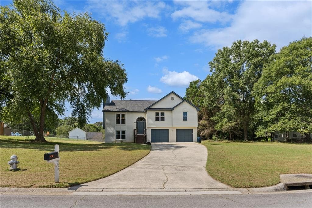 4 bedroom, 3 bathroom, 2,014 sq ft single family residence for sale at 4650 Wheeler Creek Dr, Hoschton, GA 30548 — photo 1 of 53