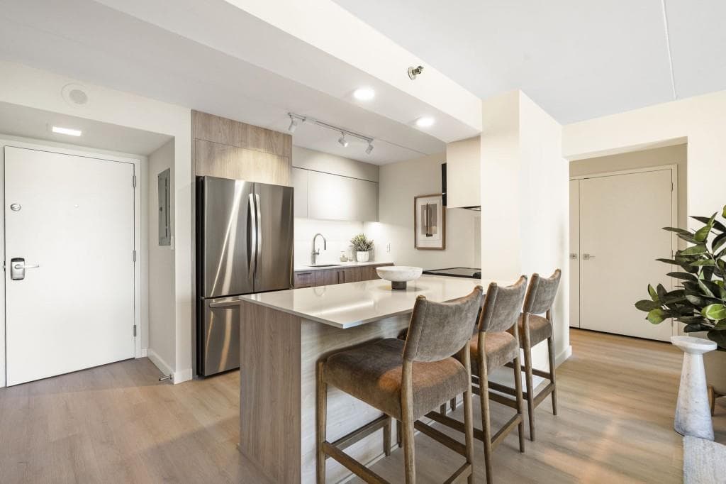 2 bedroom, 2 bathroom, 1,100 sq ft condominium for sale at 2460 Peachtree Road 1111, Atlanta, GA 30305 — photo 3