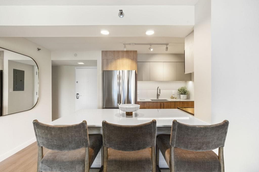 2 bedroom, 2 bathroom, 1,100 sq ft condominium for sale at 2460 Peachtree Road 1111, Atlanta, GA 30305 — photo 4