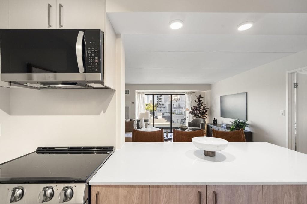 2 bedroom, 2 bathroom, 1,100 sq ft condominium for sale at 2460 Peachtree Road 1111, Atlanta, GA 30305 — photo 8
