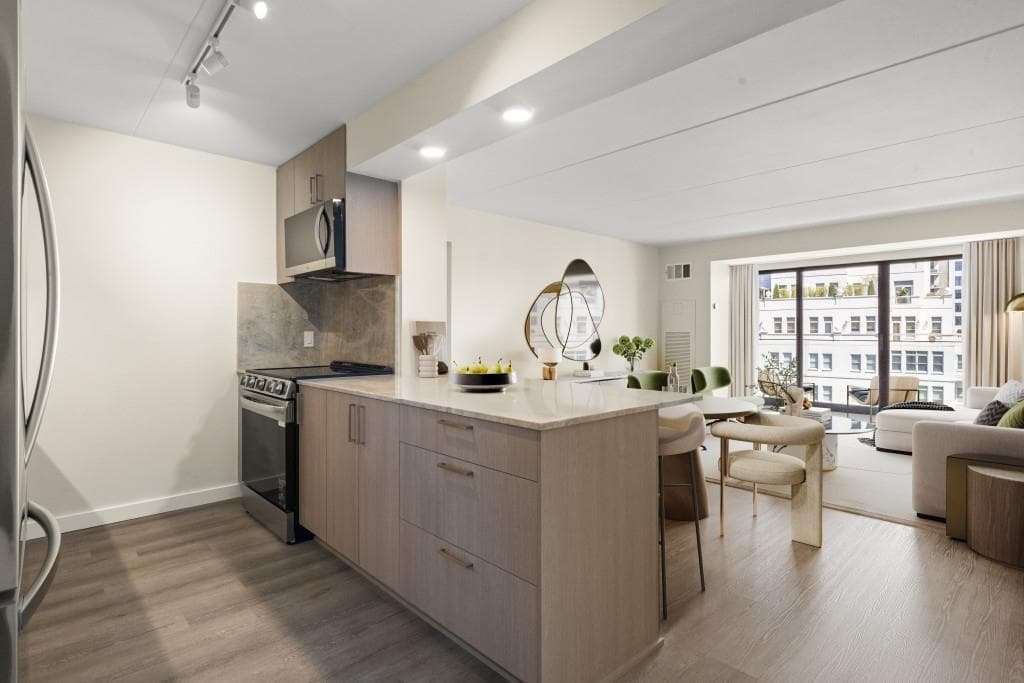 2 bedroom, 2 bathroom, 1,100 sq ft condominium for sale at 2460 Peachtree Road 903, Atlanta, GA 30305 — photo 2