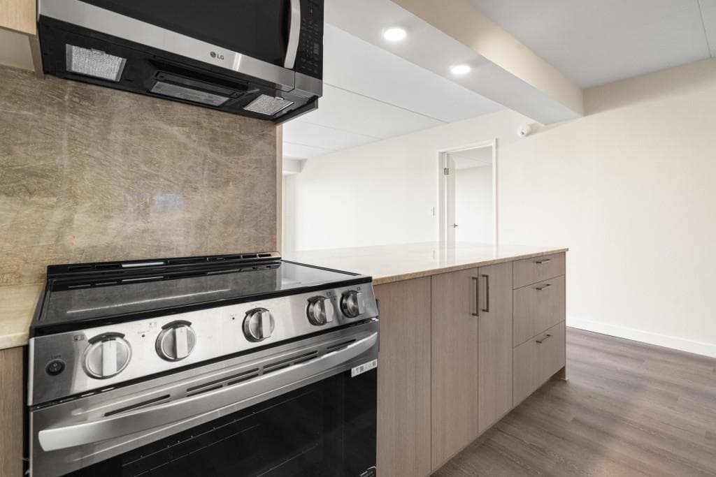 2 bedroom, 2 bathroom, 1,100 sq ft condominium for sale at 2460 Peachtree Road 903, Atlanta, GA 30305 — photo 5