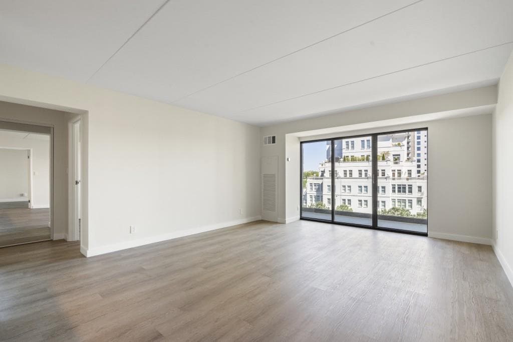 2 bedroom, 2 bathroom, 1,100 sq ft condominium for sale at 2460 Peachtree Road 903, Atlanta, GA 30305 — photo 8