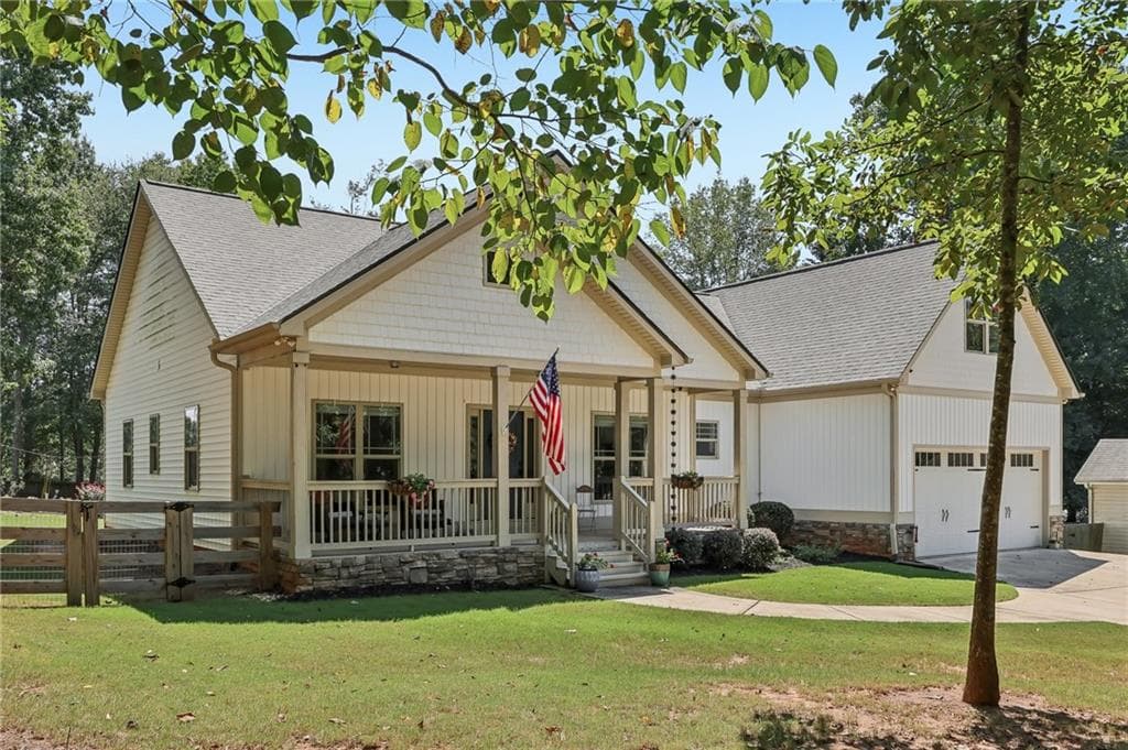 3 bedroom, 2 bathroom, 2,306 sq ft single family residence for sale at 7220 Serenity Place, Cumming, GA 30041 — photo 2