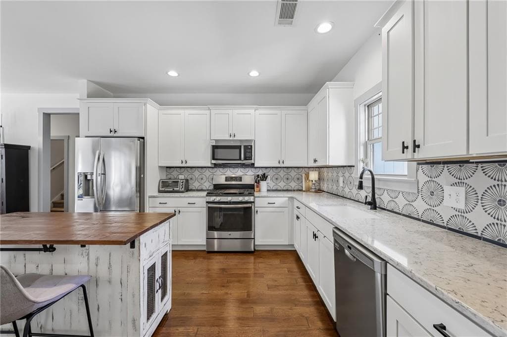3 bedroom, 2 bathroom, 2,306 sq ft single family residence for sale at 7220 Serenity Place, Cumming, GA 30041 — photo 9