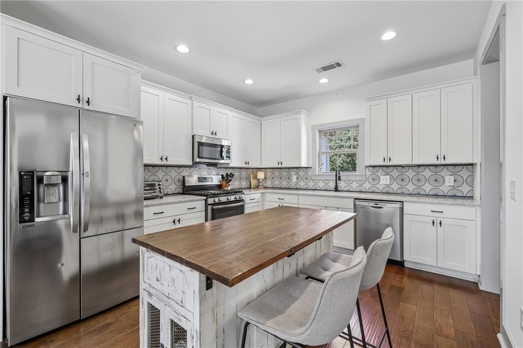 3 bedroom, 2 bathroom, 2,306 sq ft single family residence for sale at 7220 Serenity Place, Cumming, GA 30041 — photo 10