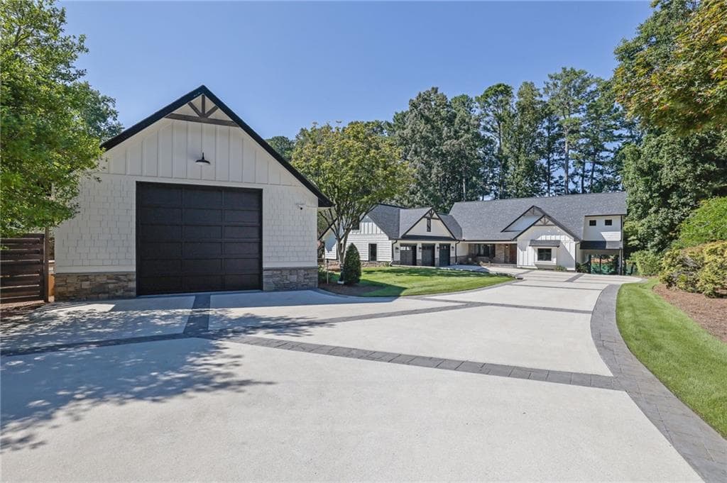 4 bedroom, 6 bathroom, 7,159 sq ft single family residence under contract at 3275 Lanier Beach South Road, Cumming, GA 30041 — photo 3