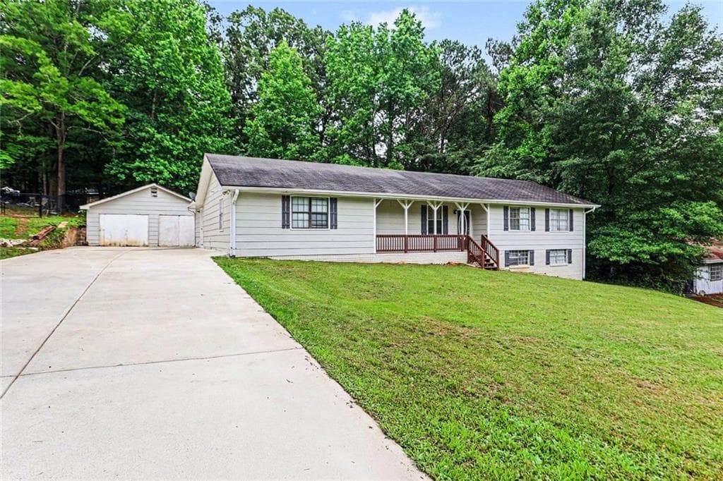 4 bedroom, 3 bathroom single family residence under contract at 2353 Shire Court, Austell, GA 30106 — photo 3
