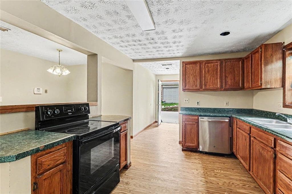 4 bedroom, 3 bathroom single family residence under contract at 2353 Shire Court, Austell, GA 30106 — photo 10