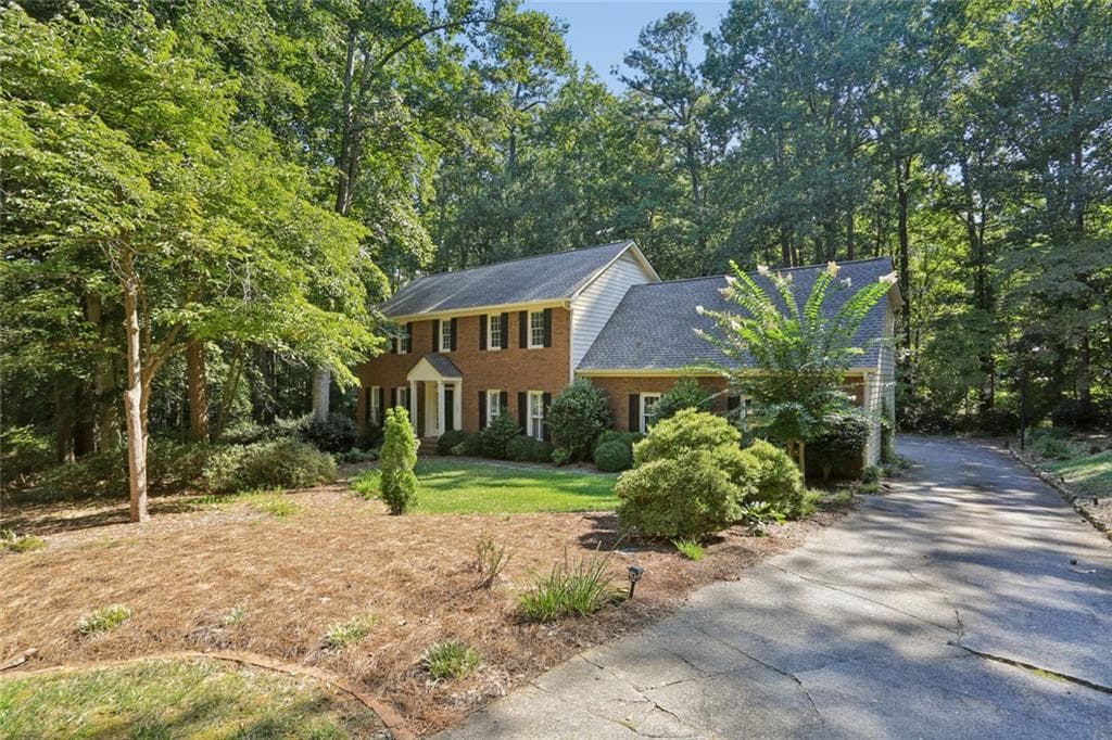 4 bedroom, 3 bathroom, 2,584 sq ft single family residence for sale at 1090 Applecross Drive, Roswell, GA 30075