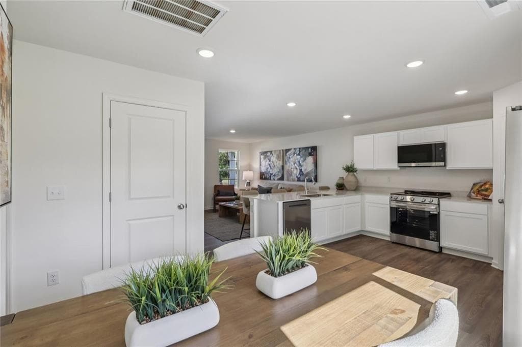 4 bedroom, 3 bathroom, 1,774 sq ft single family residence for sale at 113 Dream Catcher Drive, Lizella, GA 31052 — photo 5