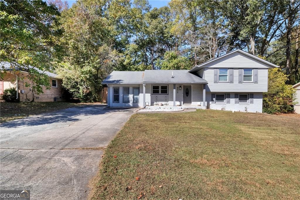 5 bedroom, 3 bathroom, 11,761 sq ft single family residence under contract at 6575 Hidden Brook Trail, Atlanta, GA 30349 — photo 2