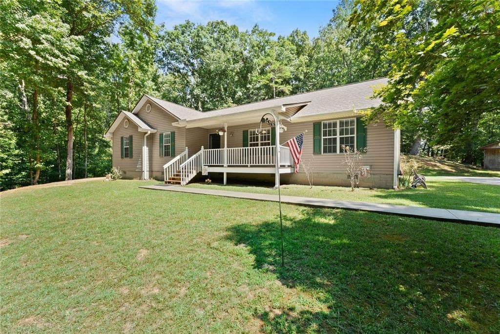 4 bedroom, 2 bathroom, 1,823 sq ft single family residence for sale at 3027 Dawsonville Highway, Gainesville, GA 30506 — photo 4