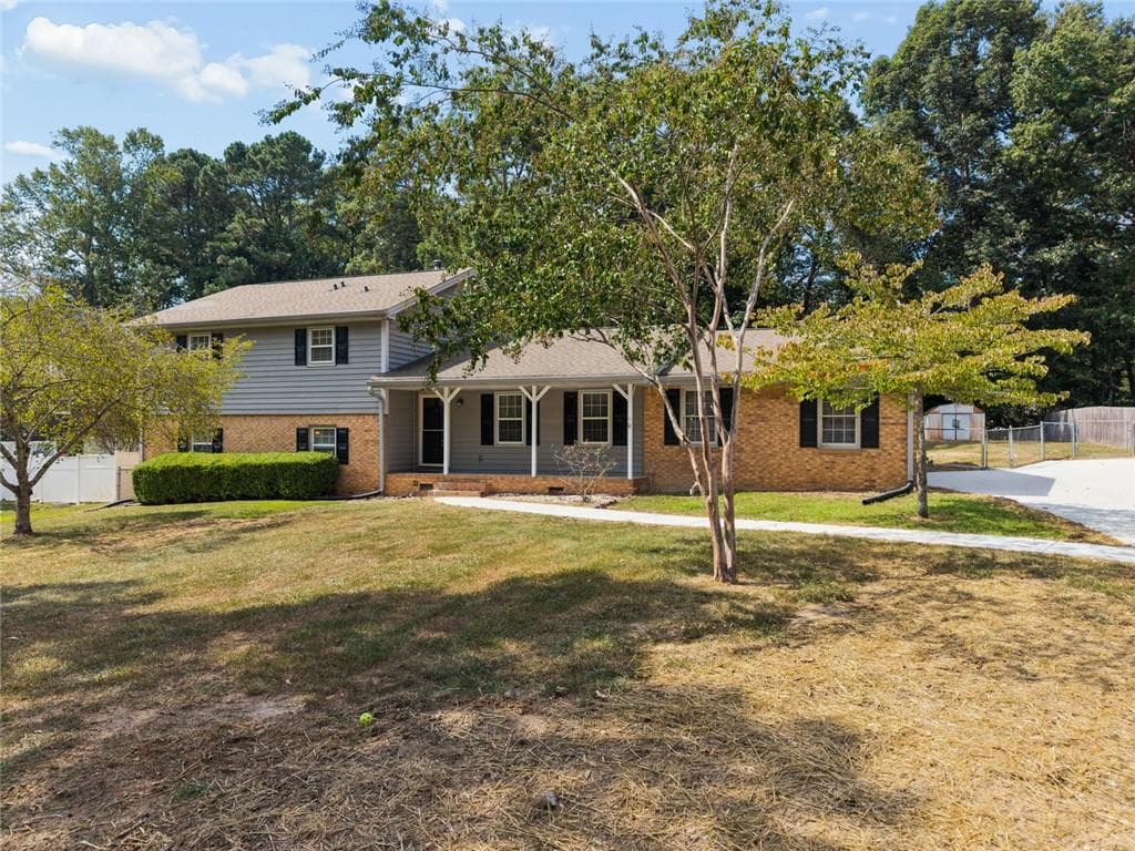 4 bedroom, 3 bathroom, 2,271 sq ft single family residence for sale at 2119 Eastwood Drive, Snellville, GA 30078 — photo 4
