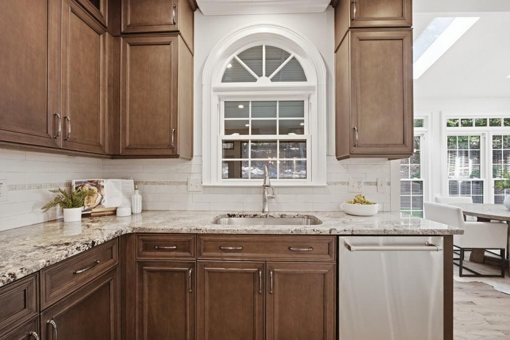 5 bedroom, 4 bathroom, 3,984 sq ft single family residence under contract at 952 Hawkhorn Court, Alpharetta, GA 30005 — photo 7