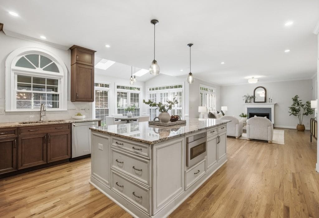 5 bedroom, 4 bathroom, 3,984 sq ft single family residence under contract at 952 Hawkhorn Court, Alpharetta, GA 30005 — photo 9