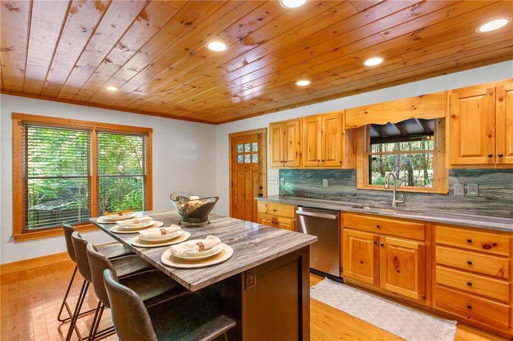 3 bedroom, 3 bathroom, 2,483 sq ft single family residence for sale at 56 Robin Lake Drive, Ellijay, GA 30540 — photo 4