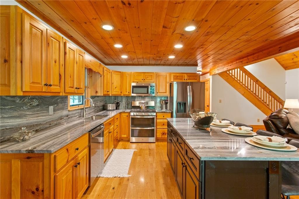 3 bedroom, 3 bathroom, 2,483 sq ft single family residence for sale at 56 Robin Lake Drive, Ellijay, GA 30540 — photo 6