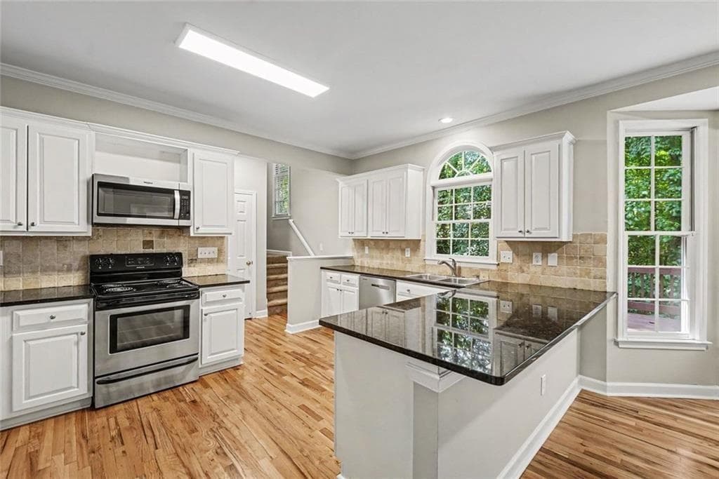 5 bedroom, 4 bathroom, 4,857 sq ft single family residence for sale at 3407 Fairway Court, Woodstock, GA 30189 — photo 7