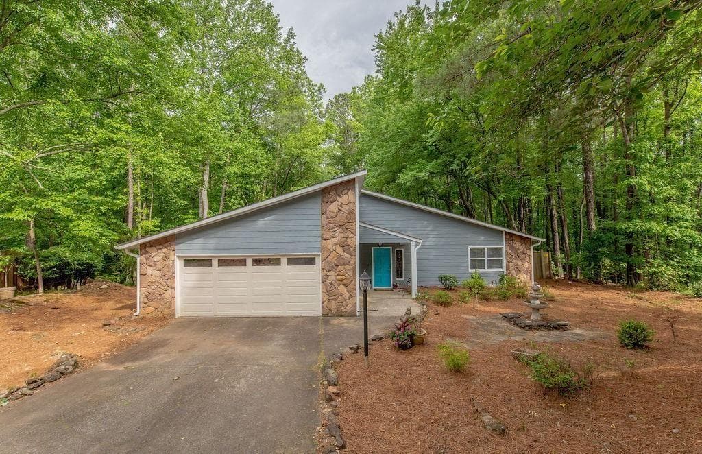 3 bedroom, 2 bathroom, 2,268 sq ft single family residence for rent at 180 Crabtree Drive, Roswell, GA 30076 for $2,800 a month — photo 1 of 6