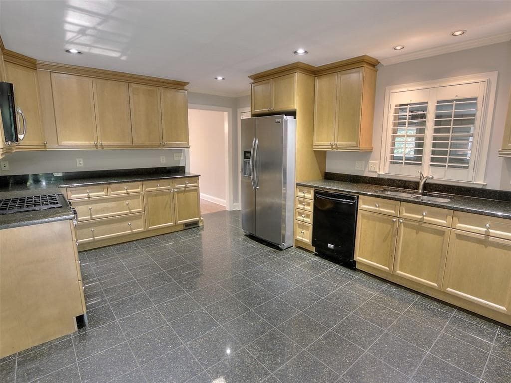6 bedroom, 4 bathroom, 2,466 sq ft single family residence for rent at 5575 Lake Forrest Drive, Atlanta, GA 30342 for $4,500 a month — photo 6
