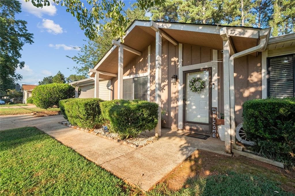 3 bedroom, 2 bathroom, 1,240 sq ft single family residence for sale at 447 Summerville Drive, Lawrenceville, GA 30046 — photo 2
