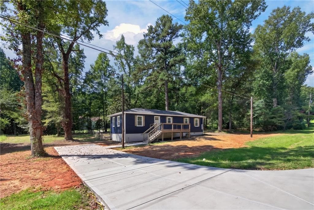 3 bedroom, 2 bathroom, 1,000 sq ft single family residence for sale at 2708 E County Line Road, Lithia Springs, GA 30122 — photo 2