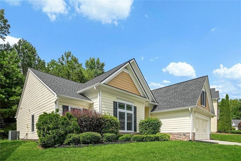 3 bedroom, 2 bathroom, 2,088 sq ft single family residence under contract at 2300 Village Green Drive, Fairburn, GA 30213 — photo 2