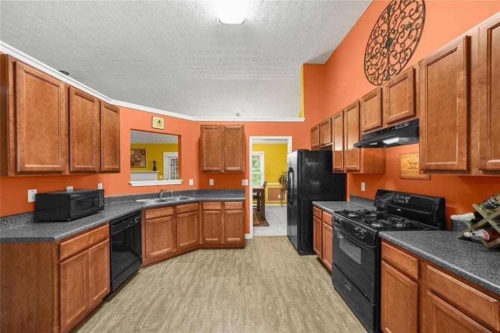 3 bedroom, 2 bathroom, 2,088 sq ft single family residence under contract at 2300 Village Green Drive, Fairburn, GA 30213 — photo 10
